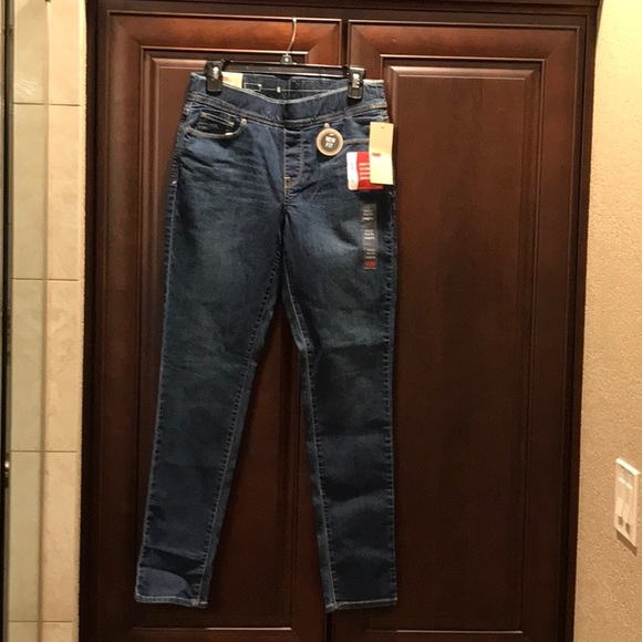 Levi Pull on Jean leggings size 6/28 NWT - Picture 1 of 5